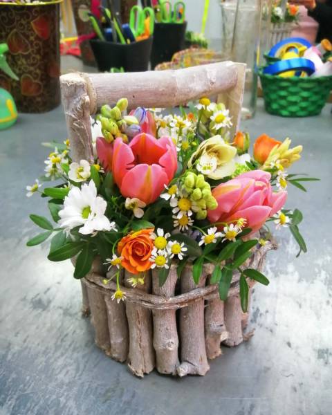 Корзинка из дерева с весенними цветами